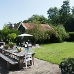 Meet The Dutch Bed & Breakfast 4*
